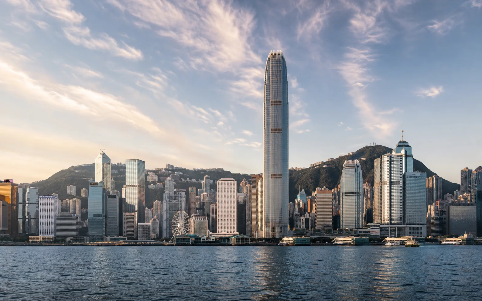 香港维多利亚港与城市天际线