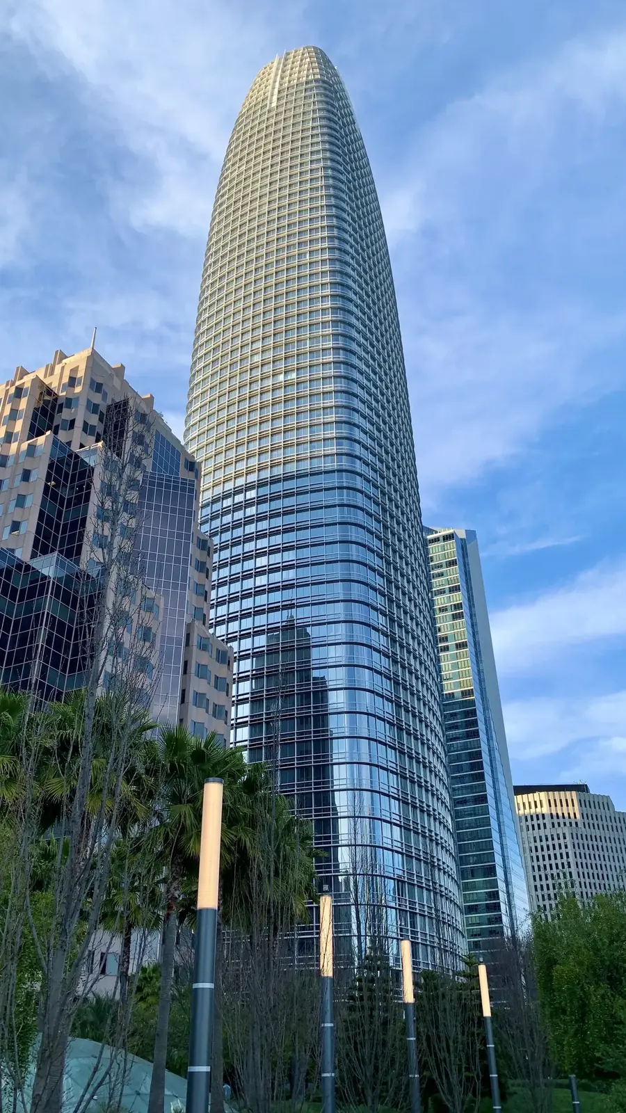 从Salesforce Park仰望旧金山Salesforce Tower